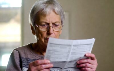 Jak czytać ulotki leków, gdy senior ma kilka chorób przewlekłych